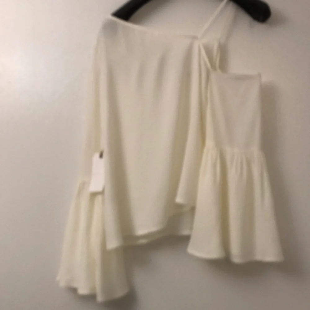 LEITH One-Shoulder Bell Sleeve Top - Picture 5 of 10